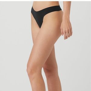 *NWT* Alo Yoga Airbrush Thong
